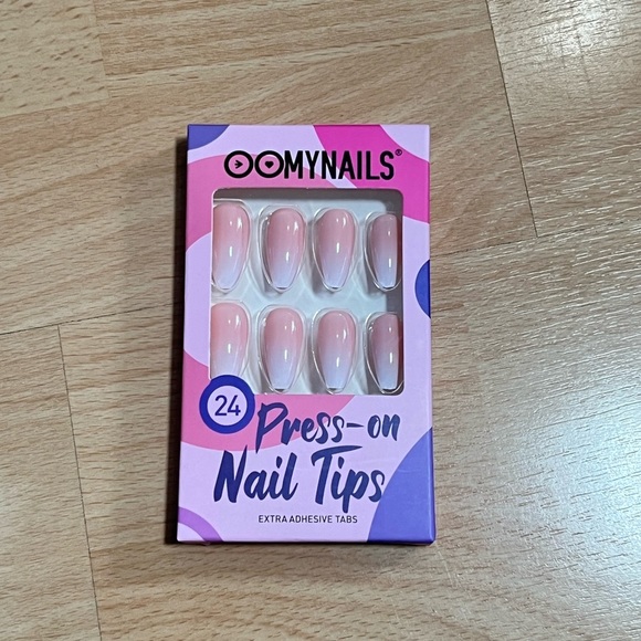 New 24 Piece Press On Nails with tabs and kit to adhere - Picture 2 of 2